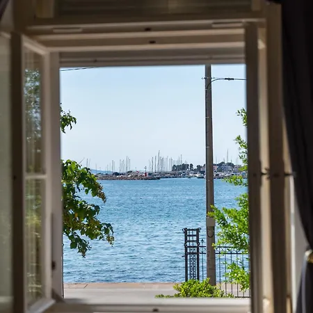 My Vintage By The Beach Apartment *